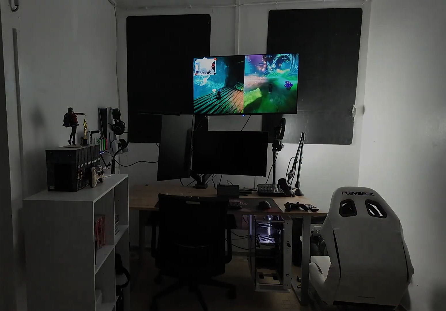 Vue rapprochée du bureau : double écran (vertical + courbe), clavier mécanique, stream deck, micro sur bras, câbles organisés.