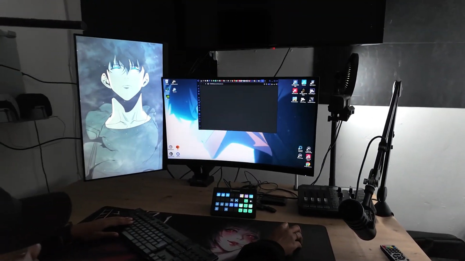 Vue large du setup gaming après prestation : TV fixée au mur, écran courbe central, tour PC montée sous le bureau, siège Playseat.